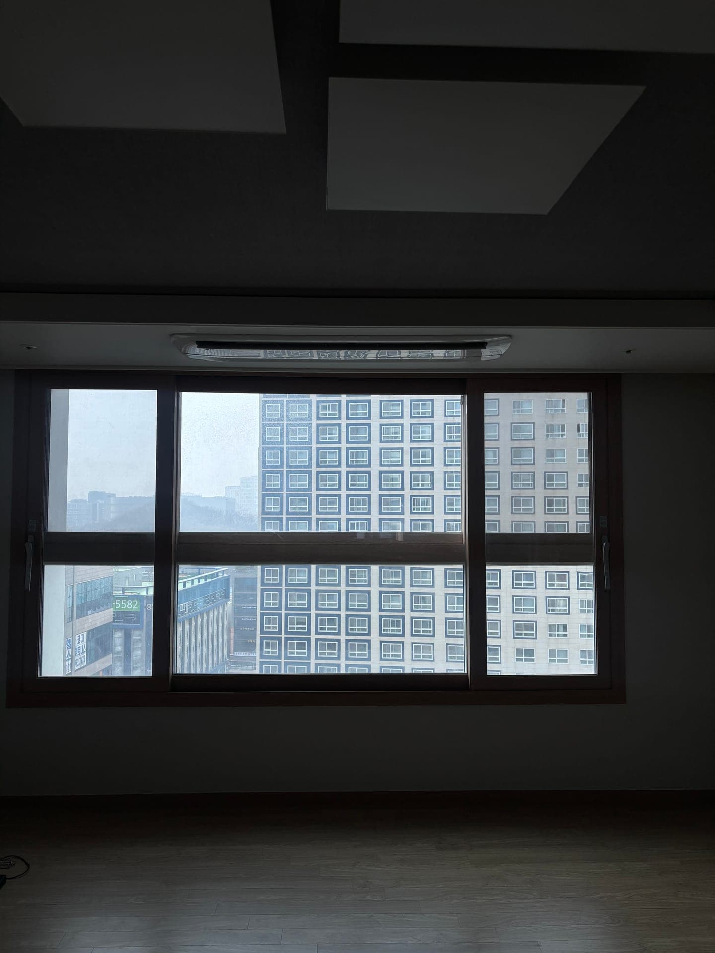 오늘은 새 아파트로 이사를 앞두신 고객님의 에어컨 청소를 진행했습니다 2