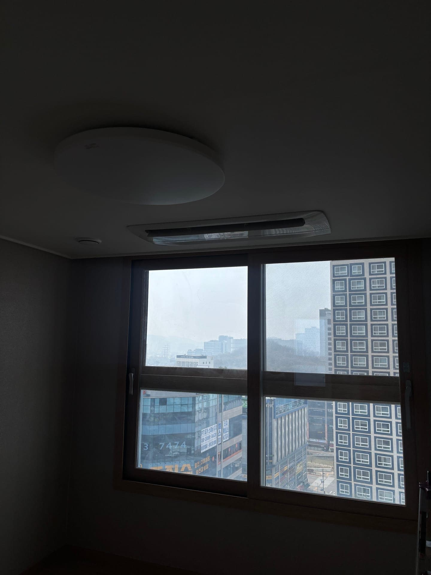 오늘은 새 아파트로 이사를 앞두신 고객님의 에어컨 청소를 진행했습니다 5